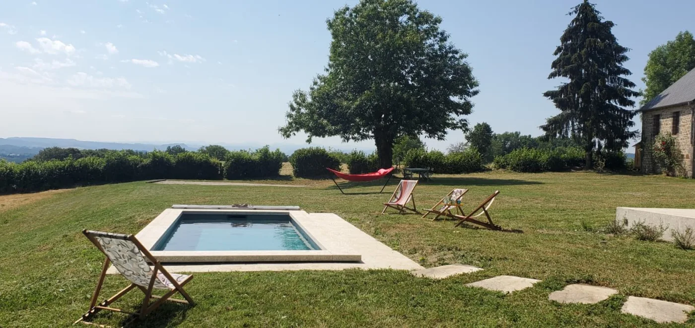 La piscine, les transats et un hamac à l'ombre, l'été